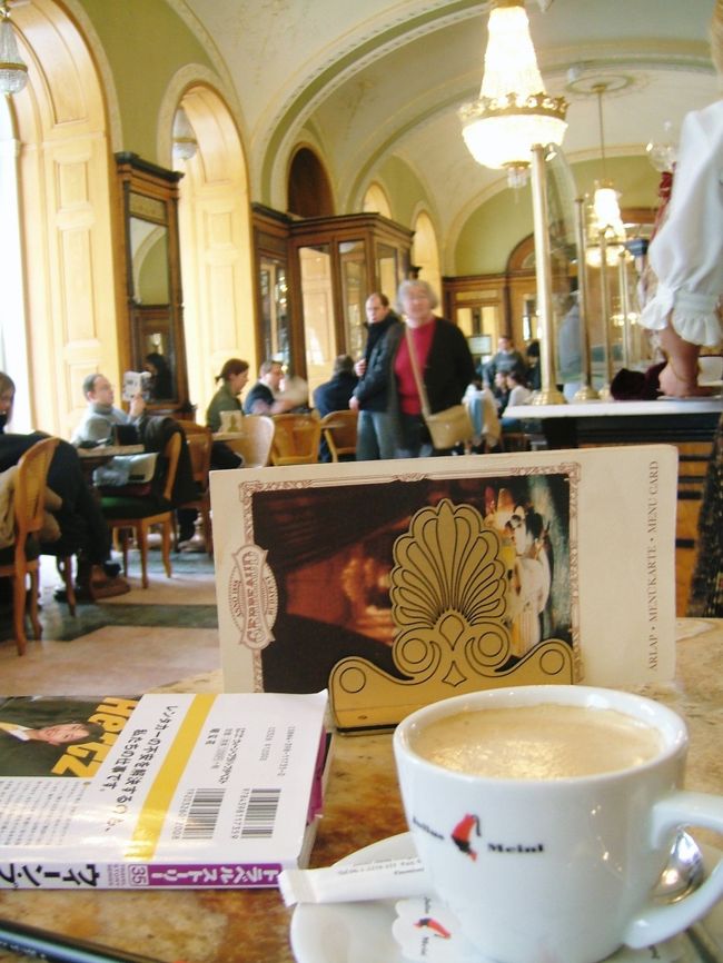 一息つきながら、ガイドブックを読んでます。<br />次の場所に行くには・・・。<br />