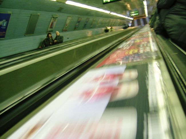 また地下鉄に乗って移動。<br />けっこう深いです。