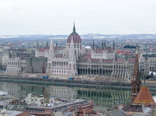 漁夫の砦から見えるペスト地区にある国会議事堂。<br />