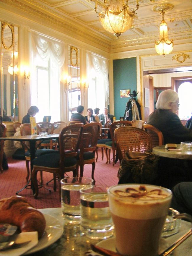 またまたカフェで腹ごしらえして、次はウィーンです。