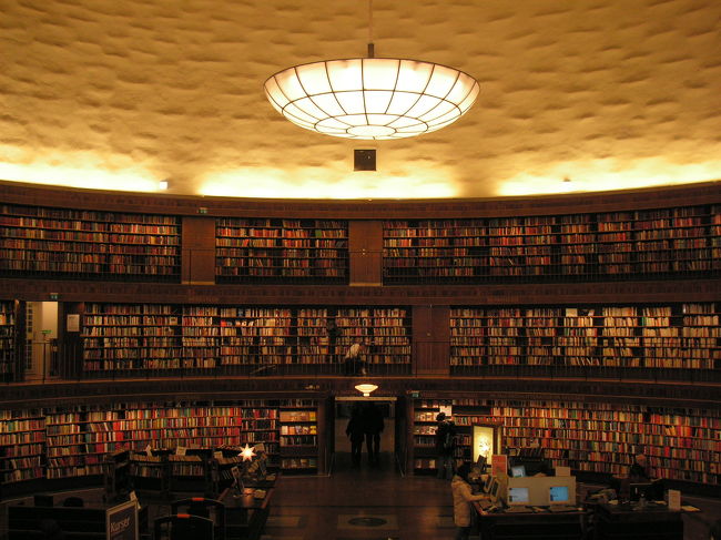 ストックホルム市立図書館<br />建築好きの人は必見です。<br />３６０度の開架図書館。<br />入った時に広がりの素晴らしさとカラフルな本棚が目に入り思わず感動のあまり大きな声を出してしまう。<br />図書館なのに間接照明的な灯りで全体が落ち着きのある雰囲気。<br />本を読むための手元のライトが本棚にあり目にもやさしい。<br />