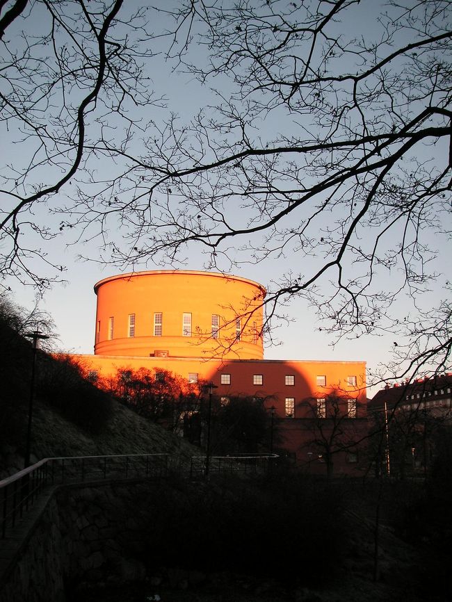 図書館の横にある公園から見た外観<br />特徴的な建物が朝焼けに照らされている。<br />見る時間で印象がこんなに変わるものなのかな？<br /><br />