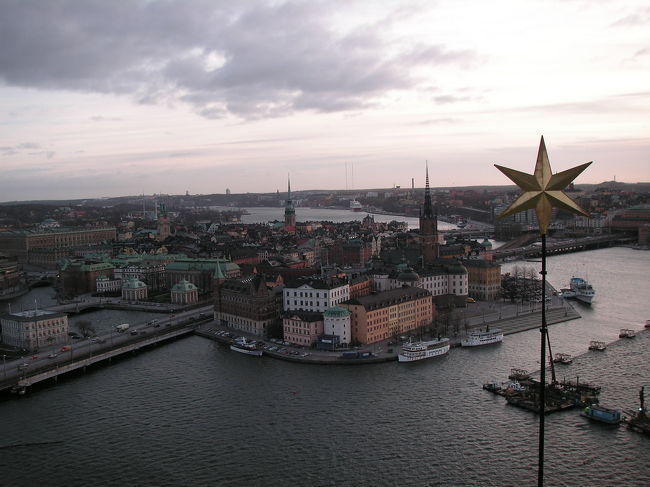 市庁舎の時計台から旧市街を見た。<br />冬は晴れる日が少ないスウェーデンだか<br />塔に登った日はきれいに晴れた。<br />冬の澄んだ空気は街をきれいに見せてくれる。<br />夕焼けのような日中の太陽の光が<br />古い町並みに深みをくれた