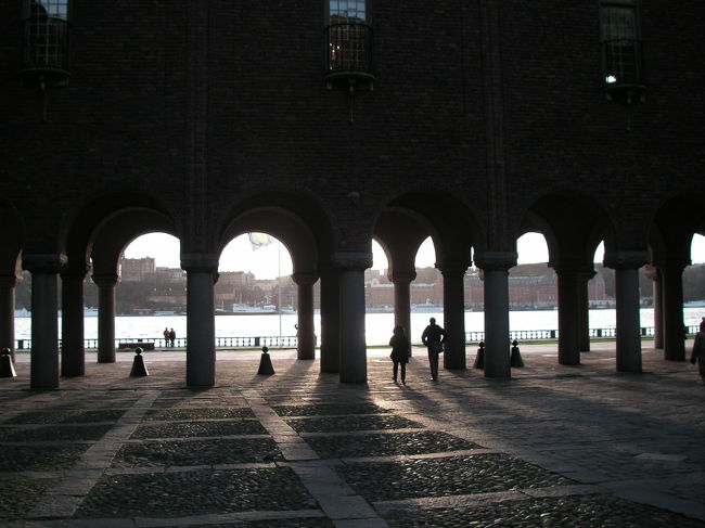 回廊の下はアーチとなっている。<br />このアーチはローマ時代のような印象を与える。<br />ここを抜けると海に出る。<br />水辺はゆったりとした時間が流れている。<br />