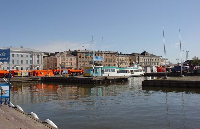 まず観光の最初にのスポットは<br />港のマーケットです。