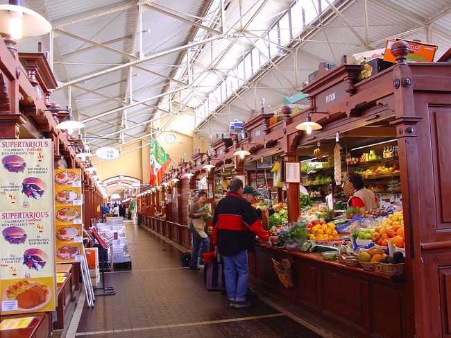 マーケットホールと呼ばれるレンガ造りの屋内マーケットと屋外マーケットがあります。<br />こちらは屋内マーケットの様子です。