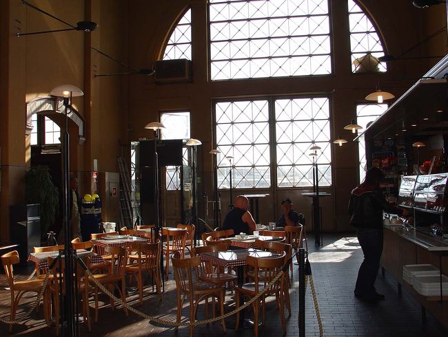 入り口から一直線に左右の壁際にそれぞれ１列、真ん中に背中合わせに２列にお店が出来ています。<br />途中には踊場のように広い空間が取られて、カフェになっていました。