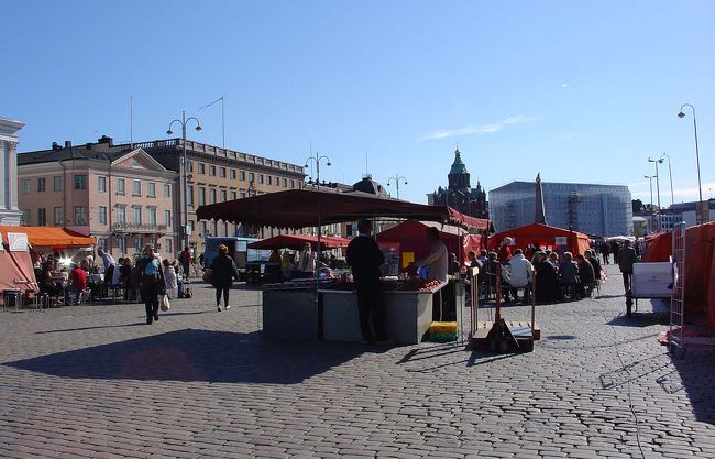 マーケットホールの入り口から一直線に歩いて出口から出て、先の方に見えるオレンジのテントをめがけて<br />歩いて行くとそこが屋外マーケットでした。<br />いちごの甘い香りが漂ってきました。