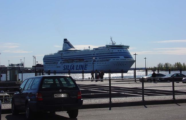 バスを降りて、２つのマーケットをひやかして帰ってくると、ストックホルムとを往復する豪華客船シリアラインが入港してきました。
