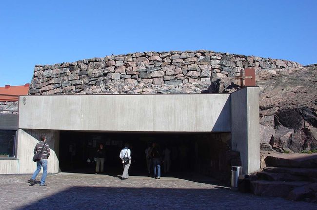 次はテンペリアウキオ教会です。<br />この教会は３回の設計コンクールをして、スオマライネン兄弟が選ばれて、設計をした教会です。<br />岸壁をそのまま利用していますから、入り口は洞窟の中へ入っていく感じです。