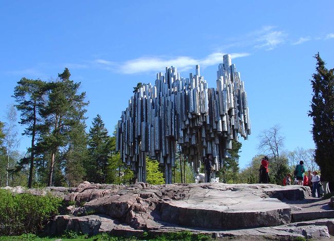 ここには作曲家シベリウスを記念して、ステンレスパイプのモニュメントがありました。<br />豪快なデザインですが、エイラ・ヒルトゥネンという<br />女性彫刻家による作品です。