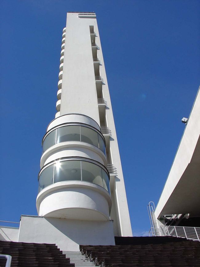 １９５２年のヘルシンキオリンピックのために建てられた競技場です。<br />ここには72ｍの展望台がありました。<br />椅子は木で出来ていました。<br />こんなに大きなスタジアムなのに、トイレが少ないように思いました。