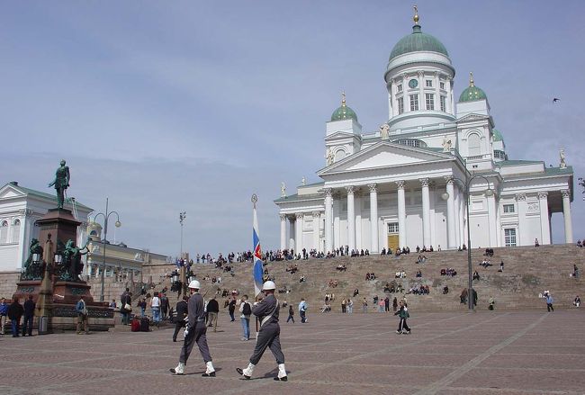 街中に戻り、ヘルシンキ大聖堂へ行きました。<br />どういうわけか最後までわからなかったのですが、大聖堂前の元老院広場で兵隊さんの行進がありました。
