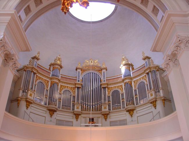 明かるい聖堂の中にパイプオルガンがあり、丁度オルガンの練習中で美しい音色を楽しむことが出来ました。