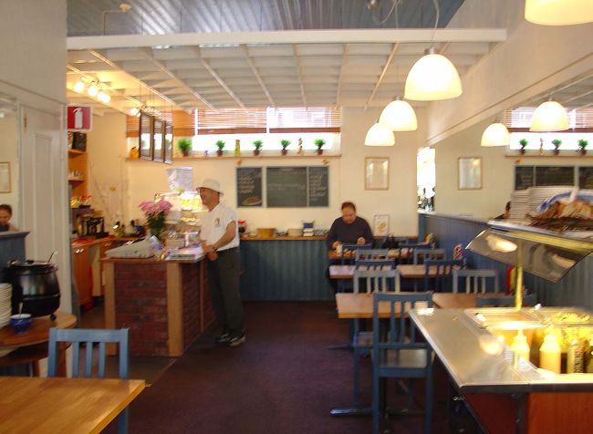 今、日本からの観光客が多く訪ねていることから、ガイドさんから、迷惑にならないように、お店に断ってから店内は写す様に言われました。<br />オーナーに快くＯＫを出していただき撮影できました。<br />映画そのまま。