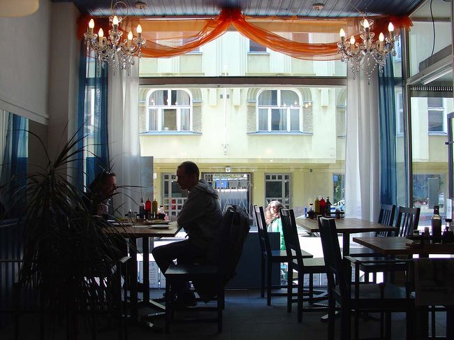 この窓辺も映画そのままですよね。<br />かもめ食堂に行って来ました。<br /><br />あの映画に流れるヘルシンキのゆったりした空気に魅せられたのですが、長く住んでいる日本人のガイドの方は「どうってことない映画ですね。」と一蹴。<br />住んでしまえば、時の流れもなじんでしまうのかもしれませんね。と思いながら観光が終了しました。