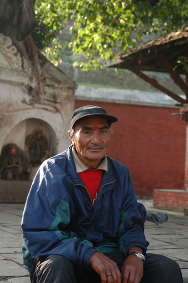 カトマンズにはのんびりしている人がたくさんいる。<br />木陰ゆっくり休んでいる人。お茶をしている人。お昼寝している人。ゲームして遊んでる人。<br />なんだかみんな絵になっているから不思議。<br /><br />のんびりしてる人を見ていると、自分ものんびりした気持ちになってきます。