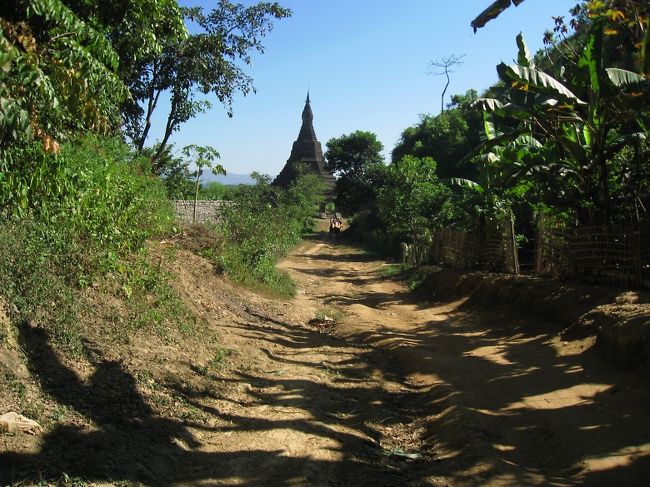 ピタカタイ(Pitaka Taik)から南へ戻ったT字路の先を、西へ戻るのではなく東に向かい、Ratanamaung(現地表記:Ratana Manaung)パゴダを経由して、コータウン(Kohtaung)寺院へ向かう道があります。<br /><br />『地球の歩き方』では道はあるけどRatanamaungが無く、『ロンプラ』ではRatanamaungはあるけど道は無いですが、両方あります。