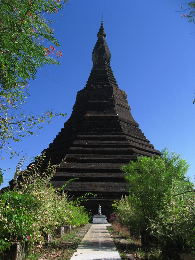 Ratanamaungパゴダ。<br /><br />パゴダそのものだけじゃなく、そこから振り返った風景が素晴らしい。