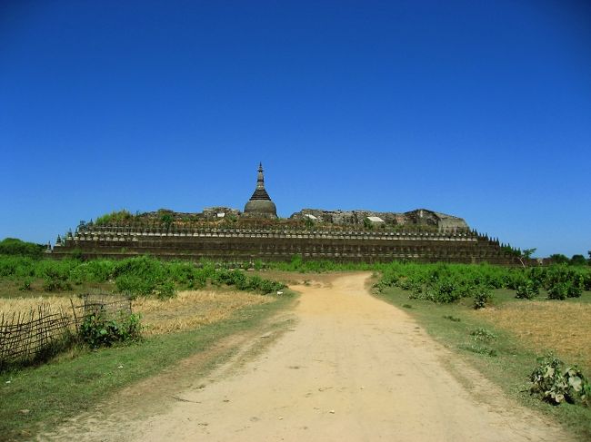 これがコータウン(Kohtaung)寺院。<br />シットウェーで勧めていただいた場所のもう1ヶ所です。<br /><br />コータウンとは9000という意味。<br />シッタウン(8000)より1000だけ多い。<br />もうちょっと鯖読んでもいいのに。