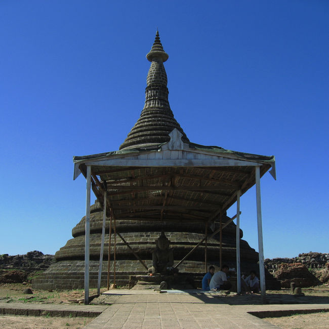 その中央にそびえるパゴダ。<br /><br />お花とお線香を買ってお参り。