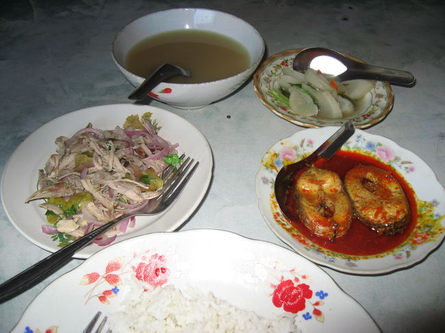 ばんごはん<br /><br />ミャウーの市場側で、唯一生ビールが飲めるのが"<br />「Pyae Wa(Pyi Wa)」<br /><br />写真左がチキンサラダ、左奥がスープ、<br />右が魚カレー、右奥が大根の煮込み(これ最高)。<br /><br />店員や店主の人柄は悪くなく、いい店なんだけど、<br />味や素材に、結構ばらつきがある。これは良いとき。<br /><br />(ヤカインの魚カレーは、たいていどこでも旨い)<br />(カレーだけならば、通りを隔ててすぐ南の店の方が旨い)<br /><br />ちなみに、この店はヤンゴン〜シットウェー間のバスの休憩地点にもなっていて、ヤンゴンから3泊4日かけてやってきた人々が、ほんとうに疲れ果てた姿で、カレーをかきこんでいたりする。<br /><br />もちろんこのルートは外国人には開放されていないけど、開放されたとしても、(少なくとも僕には)無理。<br /><br />ここまでの旅で、どんなときでも平然悠然としたミャンマー人旅行者に、いつも助けられ救われて、しんどいながらも楽しく次の目的地にたどり着かせてもらった。<br /><br />その彼らがこれだけ疲れ果てている。想像するだに恐ろしい旅路。<br /><br />あと4時間ほどでシットウェーです。がんばってください。