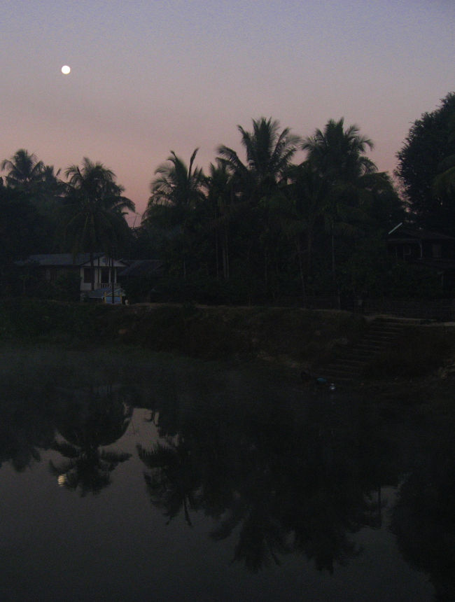 左奥の白い建物が、宿泊先のGolden Star Guest House。<br /><br />右側の光る点が、水汲みの女性の壷。<br /><br />貯水池の静かな夕暮れ。