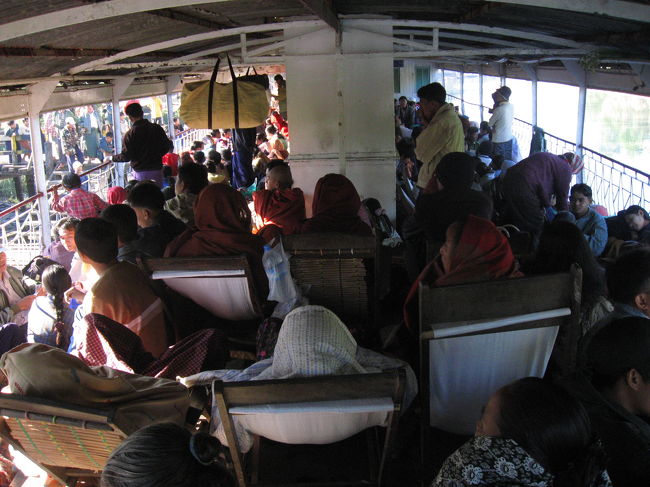 シットウェーへの帰路のガバメントボート。