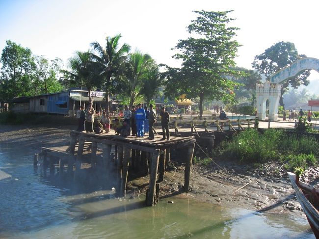 ミャウーとのお別れ。<br /><br />もしも僕の旅行記を読んでいただいて、ミャウーとバガンを比較される方がいらっしゃったとすれば、正直なところ、バガンをお勧めします。<br /><br />ヤカイン州は天然資源開発は進んでいますが、そのお金が民衆のためのインフラ整備に向かっているとは、とても思えません。交通、電気、通信、医療、福祉、そして教育。<br /><br />とくに短期旅行において安価で快適でスムーズな旅をするのはとても難しく、悪い印象を持たれる方もいらっしゃると思います。<br /><br />それでもミャウーに行きたい方は、ぜひ行ってみてください。そして迷ってみてください(帰りの便の手配はお忘れなく)。そして