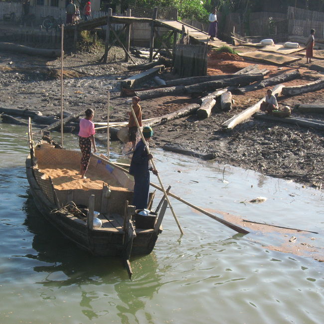 お米をたくさん積んでいる舟です。