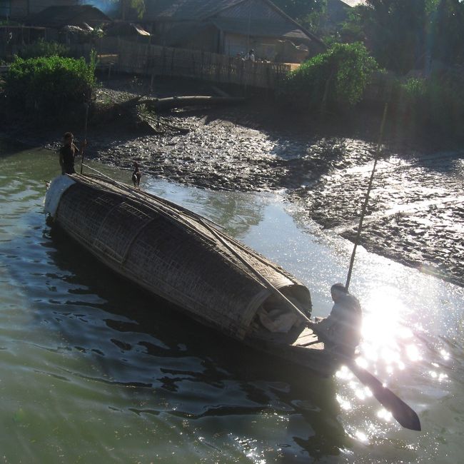 こういう、全体を覆う舟も、たくさん見かけます。