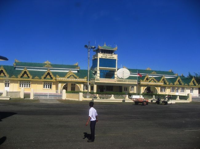 シットウェー空港。<br /><br />とりあえずMay Yuでお別れの生ビールを飲み、サイカーで空港へ向かう。<br /><br />すべての乗り物に対して、早めに到着して待たずにおれないビビリなので、2時間前に到着。<br /><br />待つのはいい。空港正面のお店で紅茶を飲むのもいい感じ。