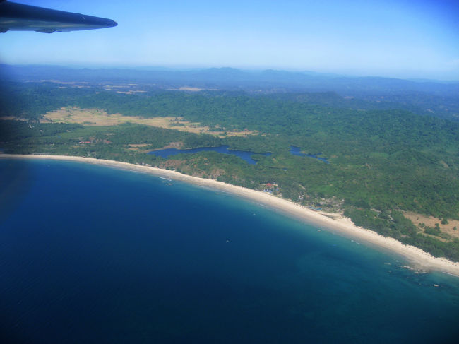 ヤンゴン行きのフライトはサンドウェ(ガパリ)経由。<br /><br />サンドウェ空港は海際にあるので、海から陸に突っ込むように着陸して、なかなかスリリングで楽しい。<br /><br />それにしても飛行機ってすごい。あれだけ苦労した距離をひとっ飛び。早すぎ。<br /><br />ヤンゴンに着いて、国際線感覚で、タクシーの勧誘をスルーして、ワンボックスの合い乗りあたりを探しながら歩いていたら、敷地外へ。予想外。<br /><br />まだまだ交渉の相手はたくさん、と思っていたら、ほとんどいない。国内線の到着時間には待っていないみたい。失敗。<br /><br />こうなれば意地で(こういう意地はたいてい意味がない)、ずるずる歩いて、ヤンゴンへようこその看板を2ヶ所越えて、T字路にぶつかった。通りを渡って左に進むと、やっとバス停。<br /><br />バス停にはおばさんとお嬢さん4,5人。おばさんは親切で、僕の片言のビルマ語を一生懸命聞きとってくれて、道に飛び出してまでして、乗るべきバスを停めてくれた。<br />ありがとうございます。<br /><br />だけどバスを待つ間の、ホテルに行くならこの中の娘といっしょに行かない？、というおばさんのビルマ語も理解できた。理解できてしまった。無理やり笑った。冗談にした。<br /><br />ヤンゴンは嫌いではないけど、旅の途中では長居できない。<br /><br />モン州へ向かいます。