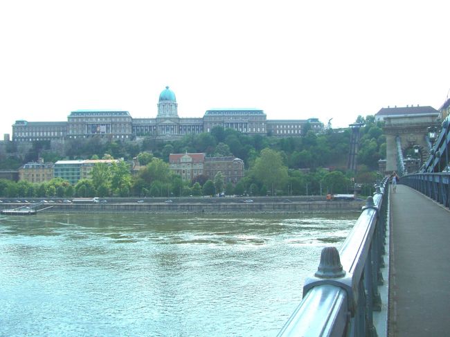 くさり橋から見た王宮