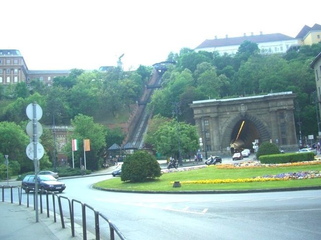 くさり橋を渡ったところにケーブルカー乗場が・・<br />