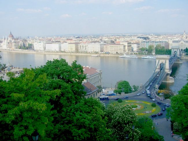 ケーブルカーで上がってきた所で・・<br /><br />くさり橋やペスト側の街