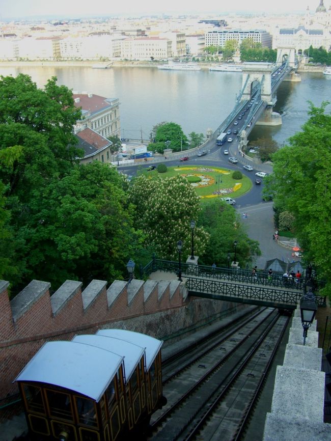 ケーブルカーで上がってきた所で・・<br /><br />くさり橋やペスト側の街