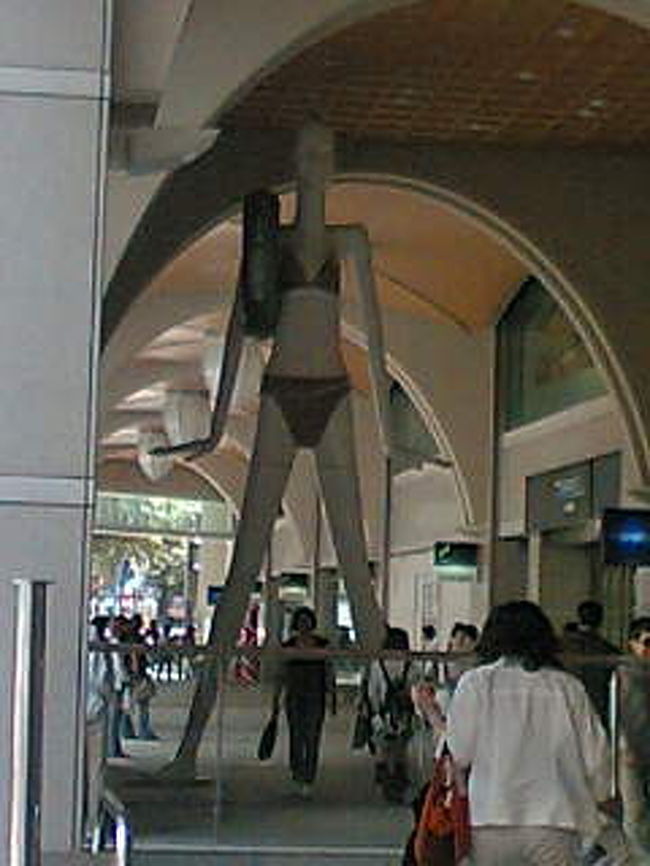 名古屋に着いて私を出迎えてくれたのは、ななちゃんです。<br />（行くまでは知らなかったのですが、友達が教えてくれました。）<br />この季節はビキニだったのですが、ドラゴンズのユニフォームを着ていたり、祭りの格好をしていたりするみたいです。<br /><br />ちなみに『当たる！』という噂の宝くじ売場でドリームジャンボも買いました。<br />当たるといいな。