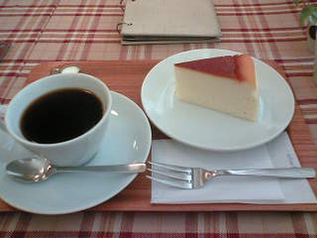 本山で雑貨屋巡り。<br /><br />『みずいろ』で、つけペン購入しました。書きやすいしかわいいのです。<br /><br />『ＮＩＭＥ』で服を見かけたけど、大阪にもあるから却下です。<br /><br />『milou』で休憩。すごく落ち着くお店。コーヒーがおいしくすてきなお店です。チーズケーキはスフレのようでした。<br />