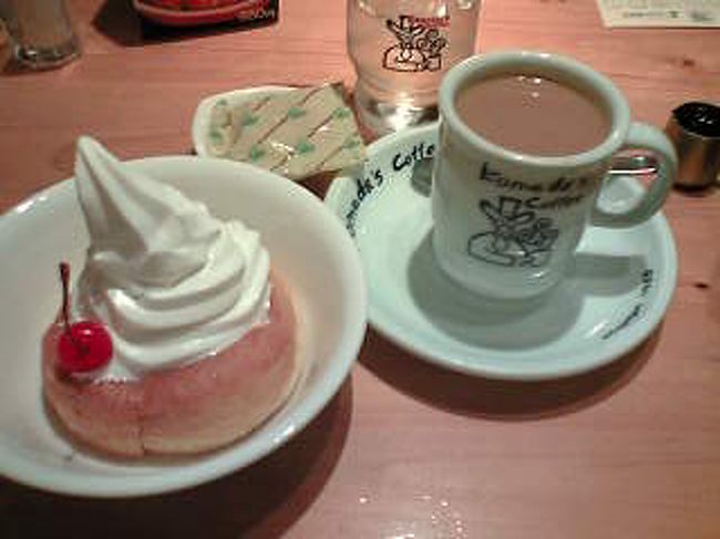 この旅行のメインイベントのライブまでもう少し。<br />そわそわしたので、予定より早くに会場に来てしまいました。<br />開演までは時間がたっぷりあるし、グッズ販売までも１時間半がある。そういう時はやっぱり休憩なのですよ。<br /><br />この旅行では満腹ツアーになるのであきらめていたお店『コメダ珈琲』。でも入ってしまいました。<br />しかも食べてしまいました。<br />「シロノワールミニ」です。<br />デニッシュにソフトクリームがのっていて、Ｂ級に相応しい。<br />意外とペロリでした。