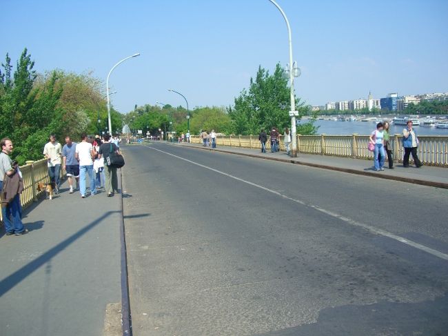 マルギット橋からマルギット島につながる道