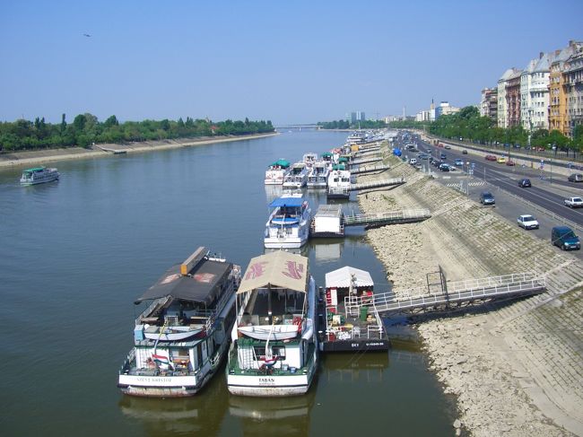 ドナウ川<br /><br />左はマルギット島