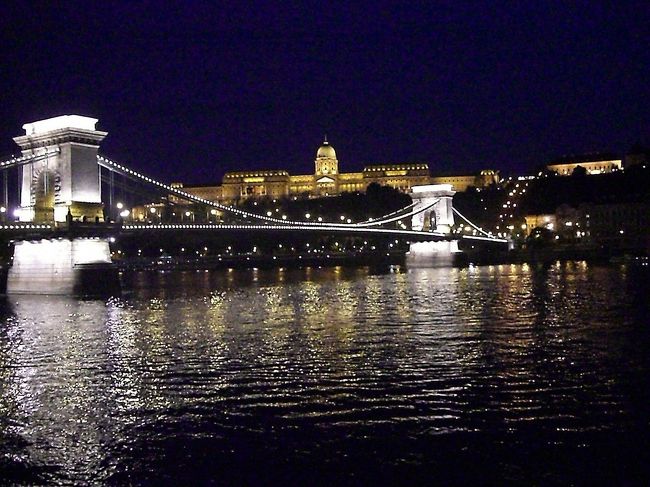 くさり橋と王宮