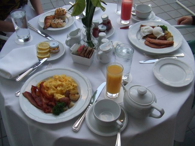 ラナイで朝ごはん♪<br />　めっちゃラナイ広かったです。　<br />　それならもうちょっとお部屋を広くしてくれたらよかったのに・・・
