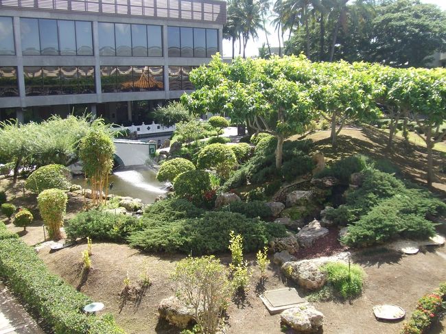 ホノルル空港のサクララウンジから見えた日本庭園・・・なんで？！