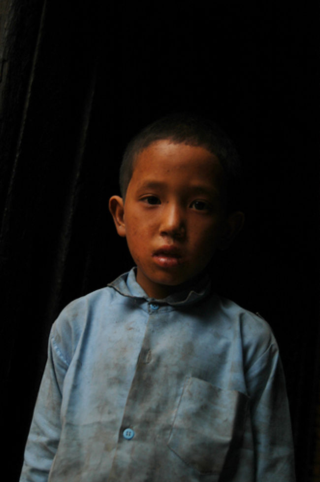 バクダプルで出会った少年。<br />凄く静かで、虚ろな表情が印象てきでした。みんな元気いっぱいの子供たちが多かったので、余計になぜか思い出に残っています。<br />寺院の敷地内で出会ったので、なんだか神様の子供のように思えてなりません。<br />元気かなぁ？