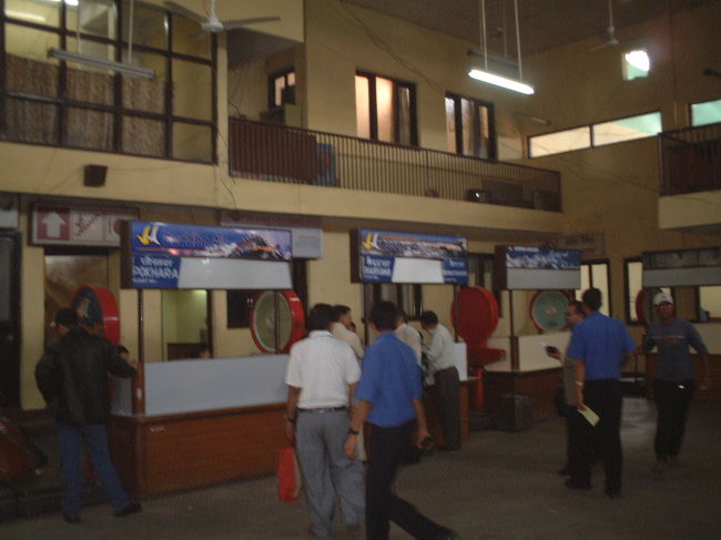 カトマンズ空港の国内線ターミナルです。ここからルンビニまでその名も「ブッダエアー」で飛びます。