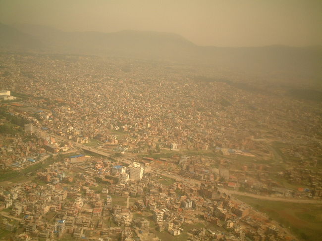 カトマンズ市内です。埃っぽいのがわかります。