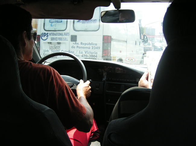リマのタクシー。<br />車線の中央を猛スピードで走り抜けます。<br />後ろに乗っててもハラハラ。