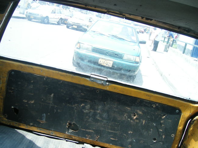 リマの車はほぼ日本の中古車。<br />隙間だらけです。